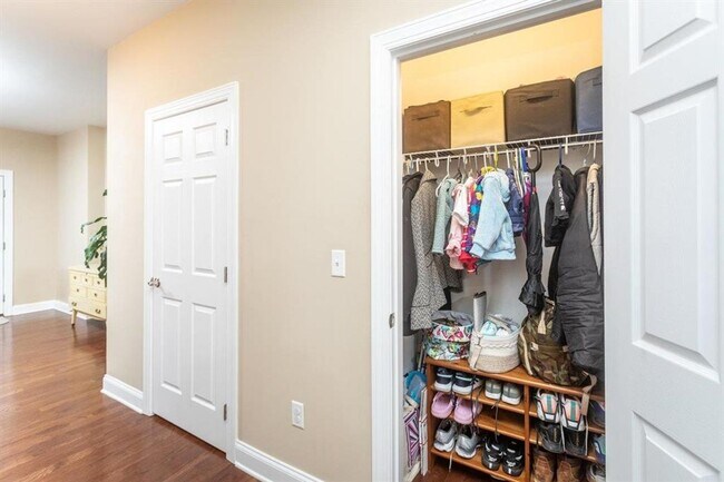 Building Photo - Spacious Townhouse with BONUS THEATER ROOM