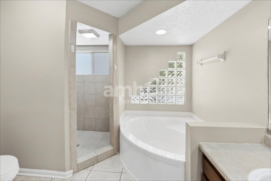 Building Photo - 1773 Chandelier Cir E