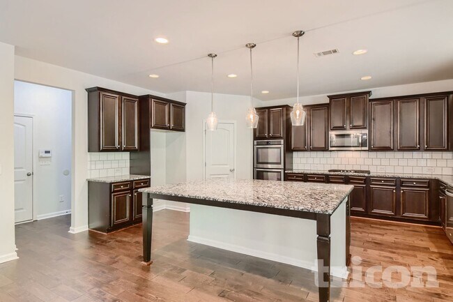 Building Photo - 136 Charolais Dr