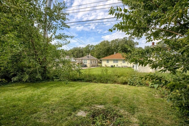 Building Photo - Charming 2 Bedroom With Spacious Living In...