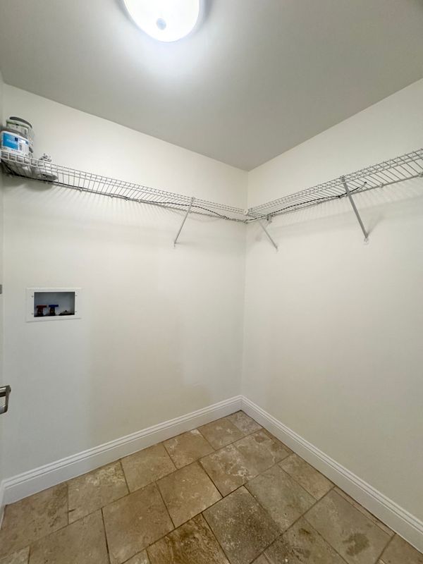 Building Photo - 700 E 8th St