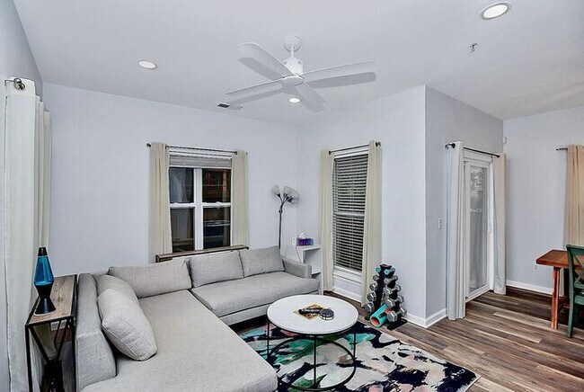 Building Photo - Stunningly Updated 2BD/2BA Ground Floor Unit in Elizabeth!