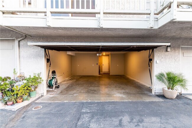 Building Photo - 23821 Hillhurst Dr