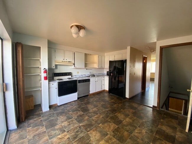 Building Photo - City of Gunnison Spacious 2 bedroom/2.5 bath!