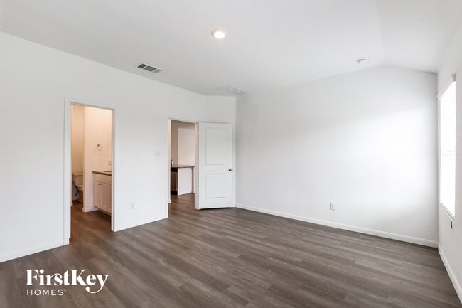 Building Photo - 10719 Vinateros Dr