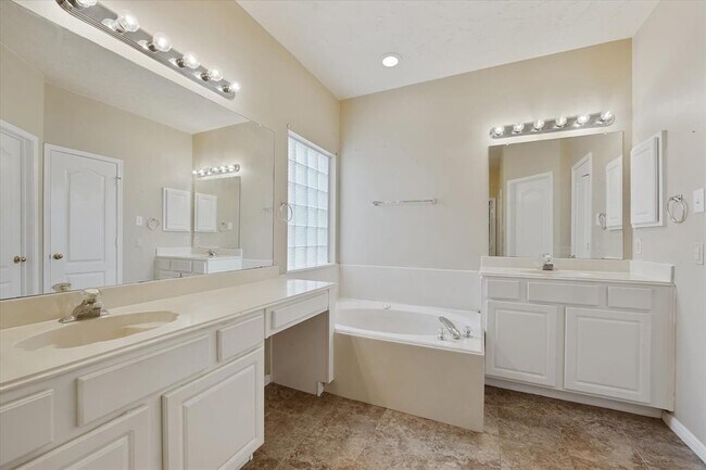 Building Photo - 4426 Park Bend Dr