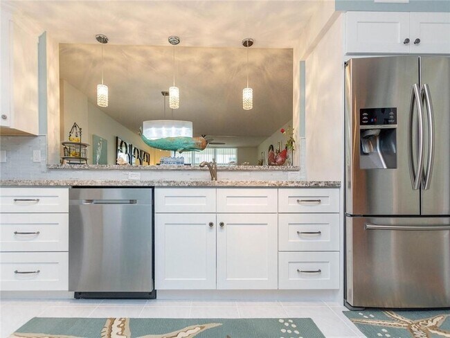 Building Photo - 1147 Hillsboro Mile Unit 209
