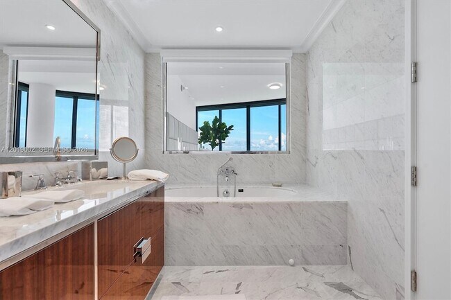 Building Photo - 15701 Collins Ave