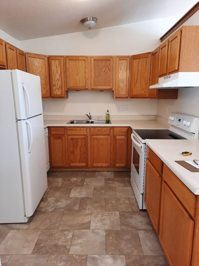 Building Photo - 2 BED | 2 BATH | TOWNHOME | SINGLE GARAGE ...