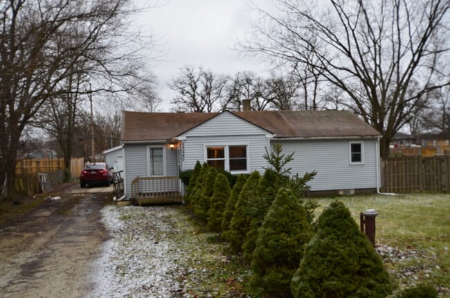Building Photo - 23247 W N Lakewood Ln