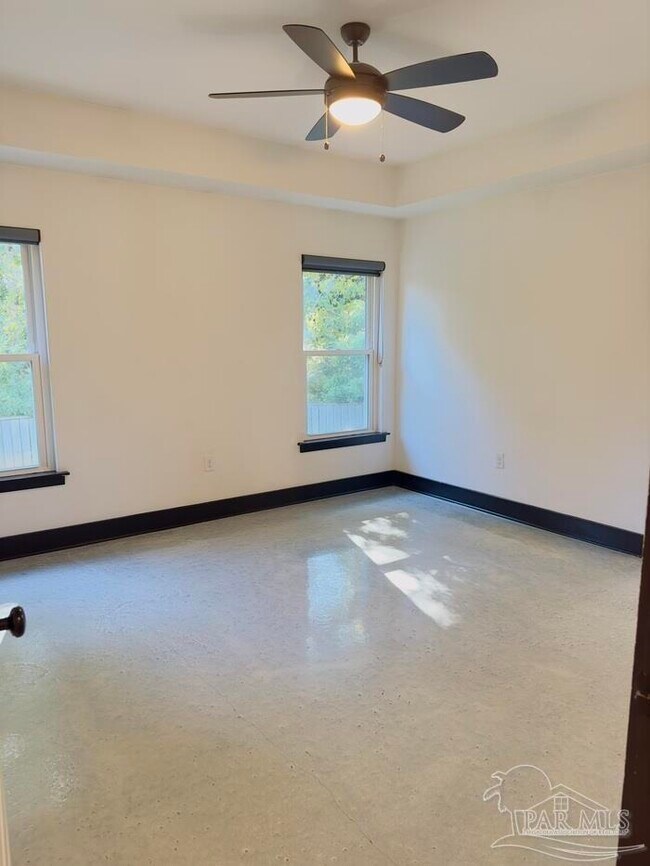 Building Photo - 6408 Sarasota St