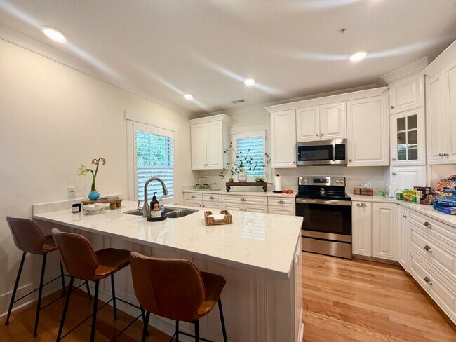 Building Photo - Church Street Three-Bedroom Apartment!