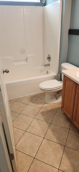 Hall bathroom with tub/shower - 2318 Tall Oak Dr