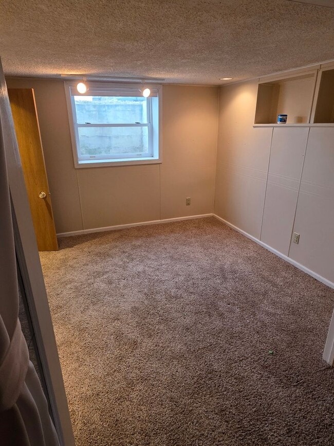 Building Photo - 4 Bedroom | 2 Bathroom | 1 car garage | Fully Fenced Yard | Great Location