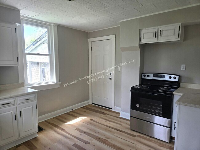 Building Photo - 1429 Hall Ave