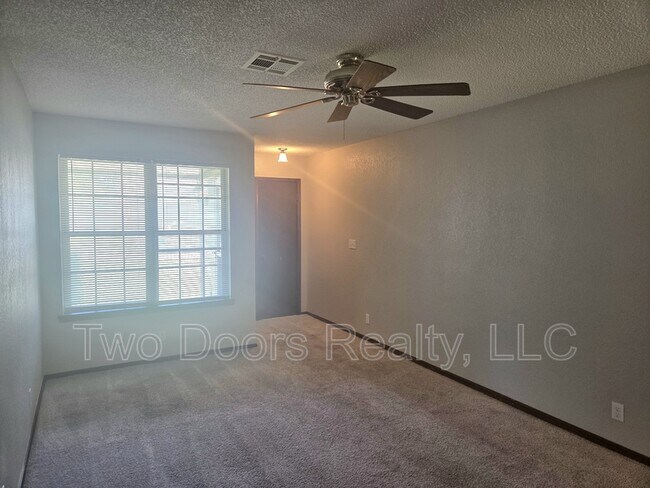 Building Photo - 663 W Perry Dr