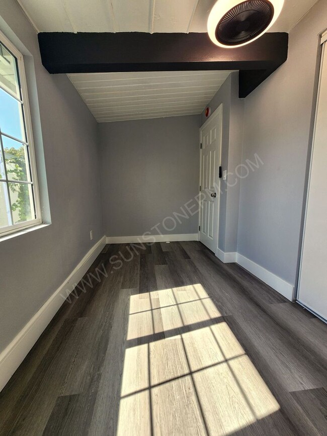 Building Photo - 2 Bedroom, 1 bathroom