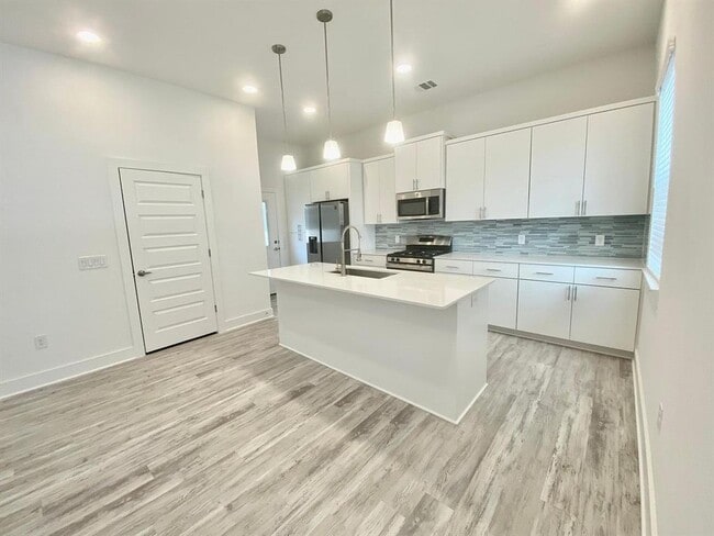 Building Photo - 6809 Montana St