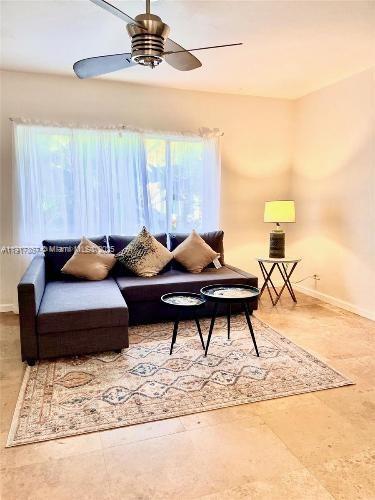 Building Photo - 717 NE 16th Ave