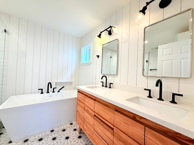 Building Photo - Fantastic 2-Story Home 3 bed 2.5 bath with backyard in Prime Golden Hills-Redondo Beach