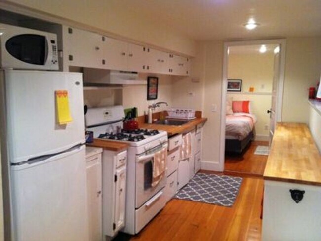 Building Photo - 342 16th Ave E