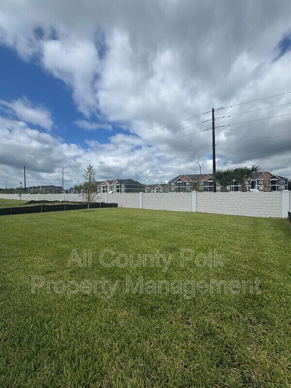 Building Photo - 2061 Rosewood Dr