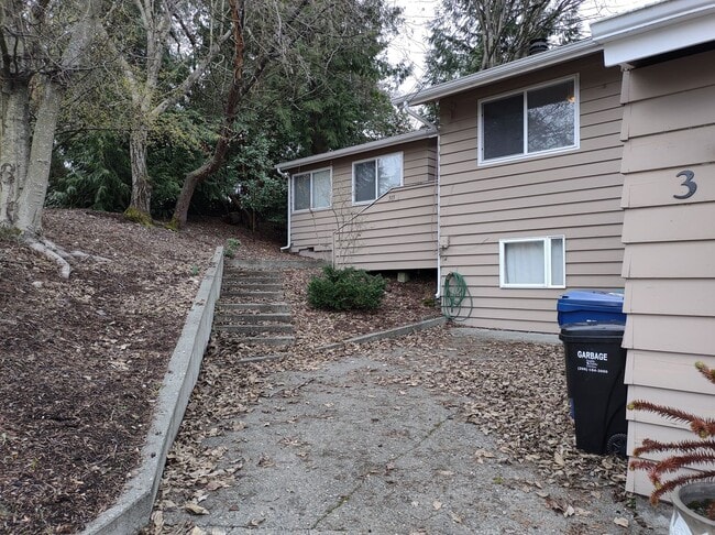 Building Photo - Spacious 4-Bedroom Contemporary Home with ...