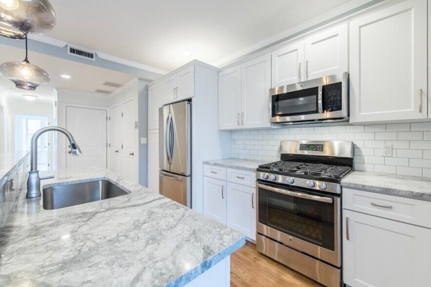 Primary Photo - 242 W 5th St