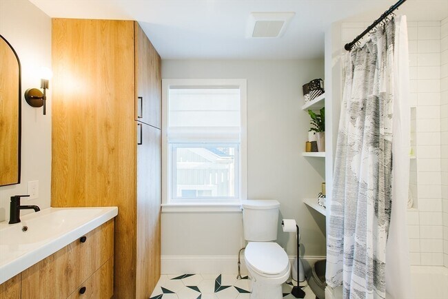 Building Photo - 10 Ware St