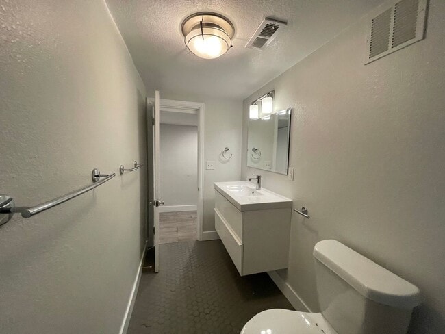 Building Photo - Killer Location w/ Utilities Included!