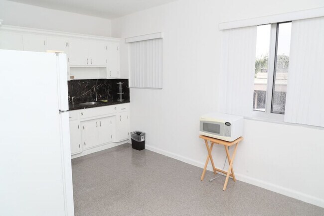 Building Photo - 219 Antilla Ave