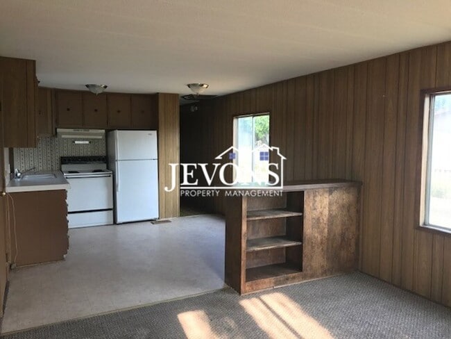 Building Photo - Experience this inviting Tieton home - Flexible short-term and long-term leases