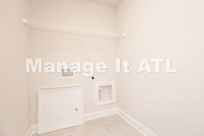 Building Photo - 4 Bedroom Townhome in Chamblee