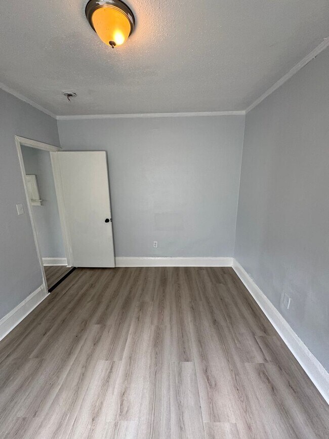 Building Photo - 1429-31 Knox Ave N