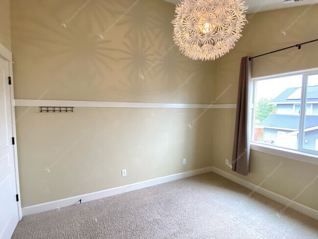 Building Photo - 3BR - 2.5 BA Charming Greenway Home in Lar...