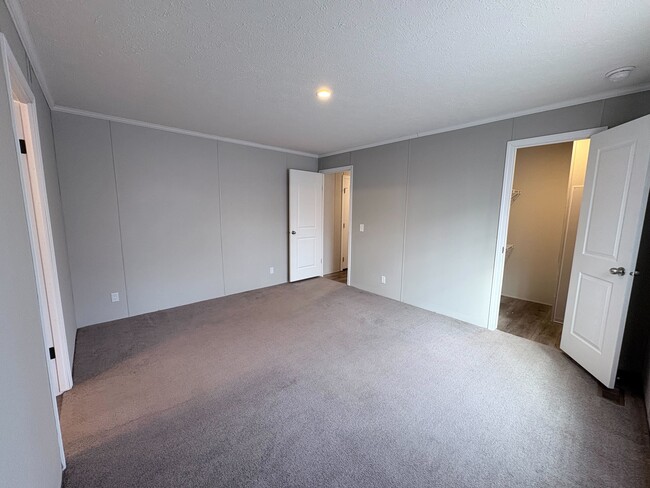 Building Photo - 10610 State Rte 762