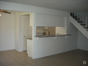 Building Photo - Enjoy townhouse living close to the beach.