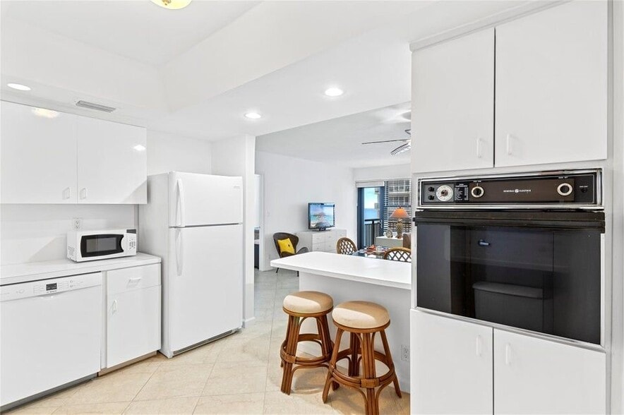 Building Photo - 3800 Galt Ocean Dr