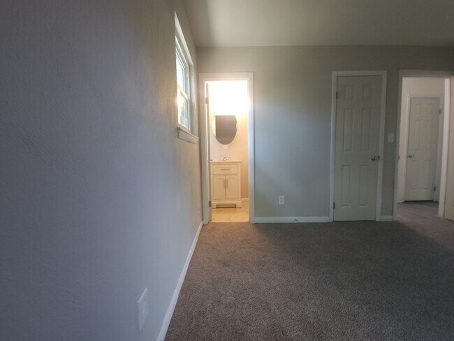 Building Photo - 846 Drawbridge Dr