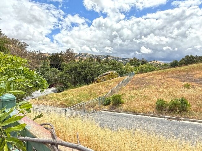 Building Photo - 5881 Capilano Dr