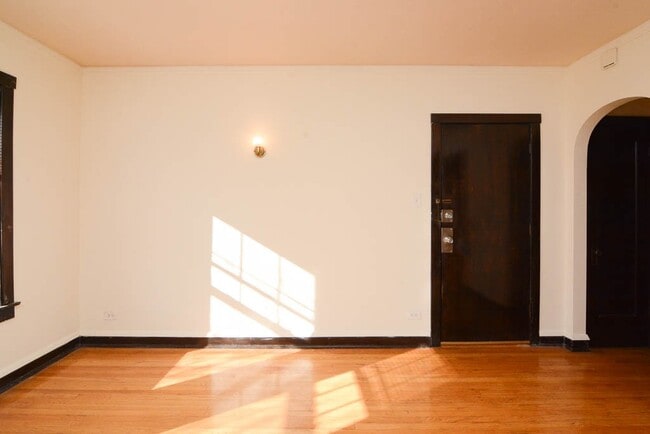 Building Photo - 2242 W Ainslie St