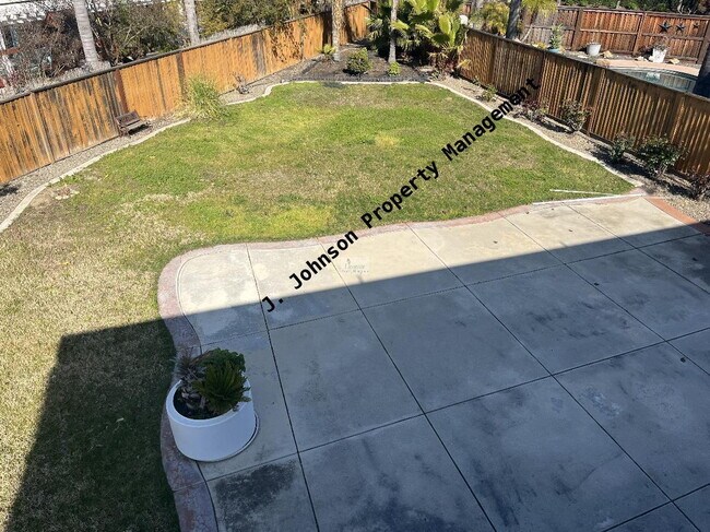 Building Photo - Large Pet Friendly Home!