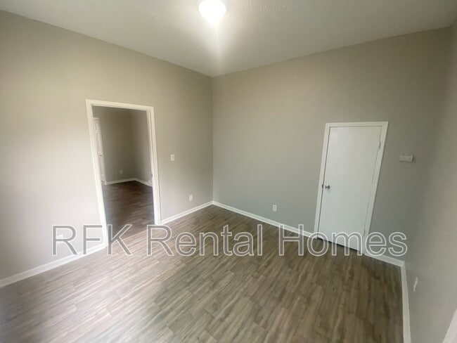 Building Photo - 2320 E Brookside Ave
