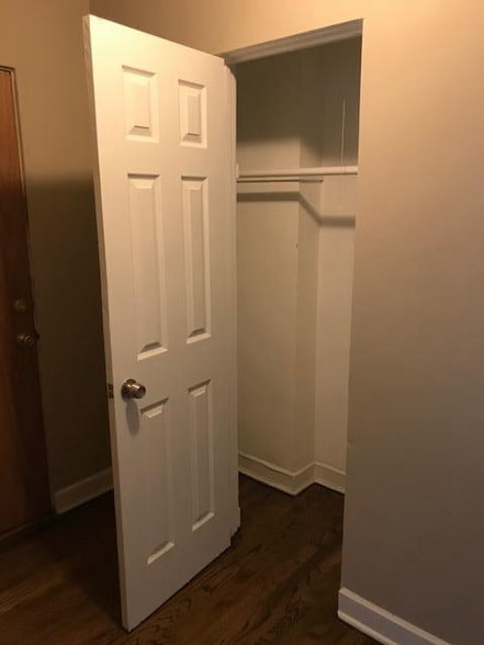 Building Photo - 7363 N Sheridan Rd