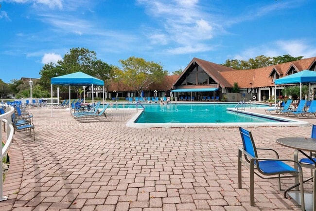 Building Photo - 3650 Inverrary Dr