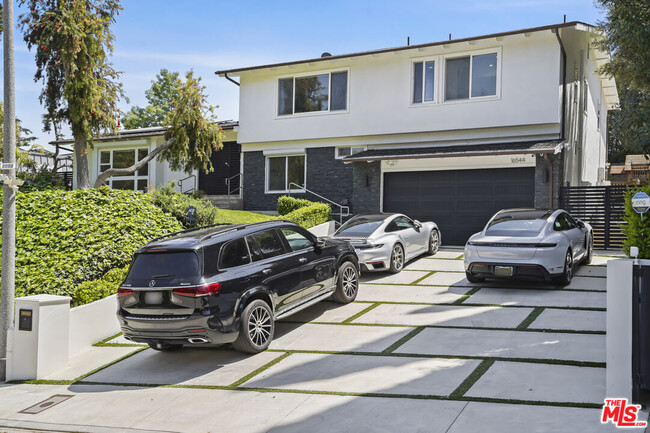 Building Photo - 16544 Park Ln Dr