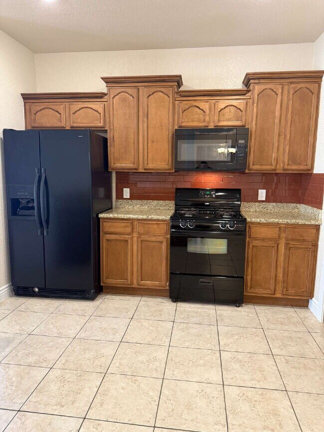 Building Photo - "Spacious 4-Bedroom Oasis with Granite Kit...