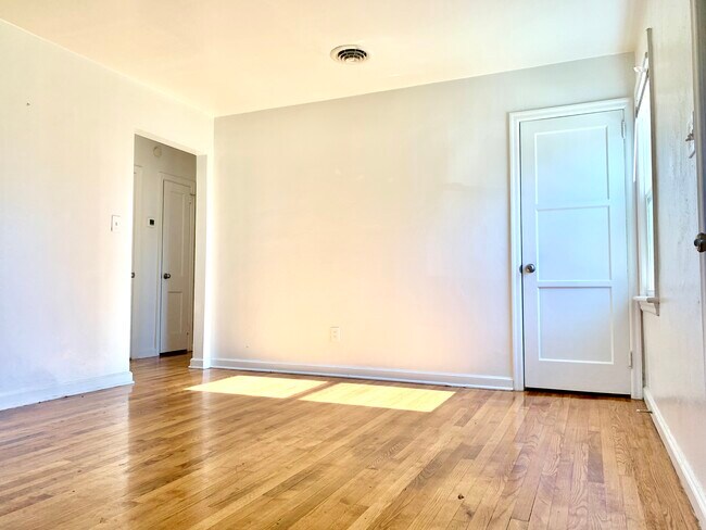 Building Photo - 149 Chichester Ave