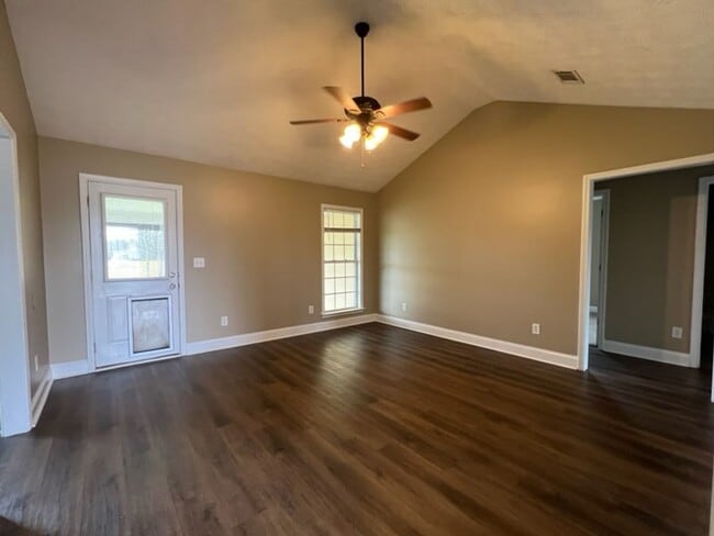 Building Photo - 4 Bedroom, 2 Bath Home in Lee County!