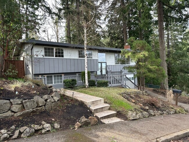 Building Photo - Beautifully updated 4 bedroom 2 bathroom h...